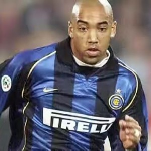 乐鱼体育下载入口-悲催的流星，16岁法甲当主力，21岁在国米要穿10号，30岁家暴